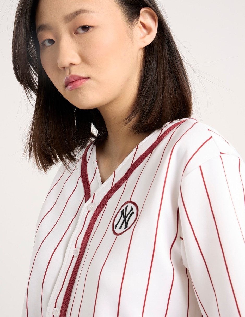 Playera manga corta New York Yankees cuello v para mujer 4